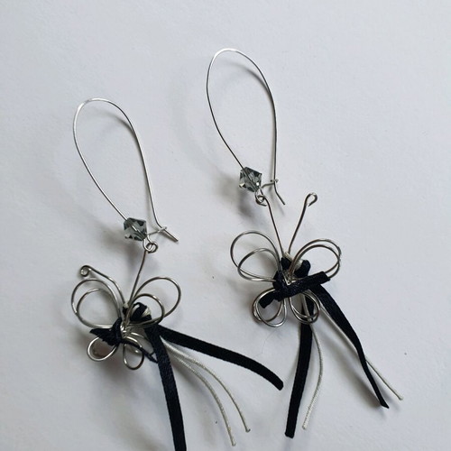 Butterfly earrings like new, hanging metal design