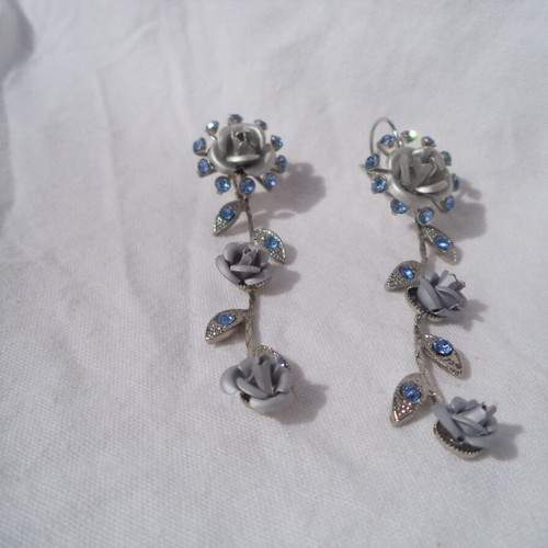 Dangling earrings new with tiny roses and blue stones