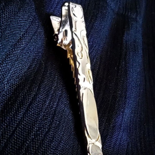 Vintage gold tie clip with embossed floral decoration, like new