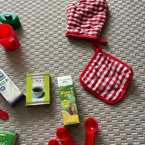 Children's play tea set like new