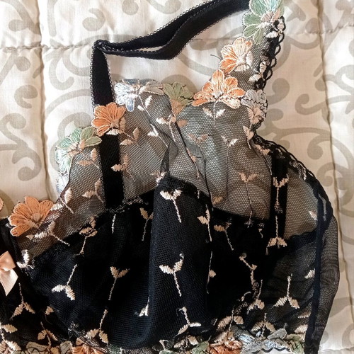 Black bra used with embroidered tulle 85D