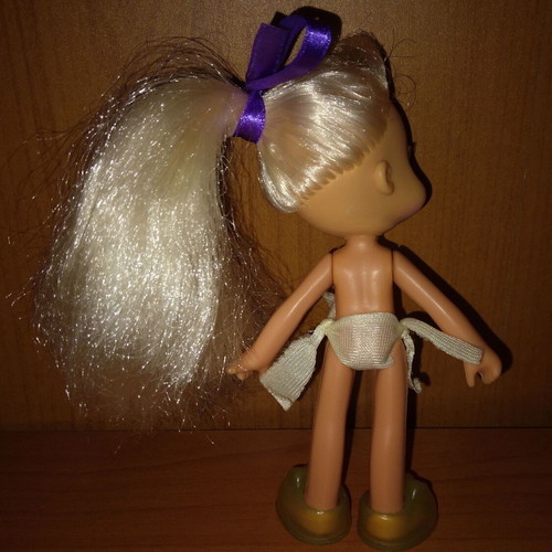 El Greco Happy Sister doll used with loose hip joint
