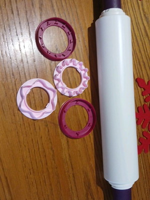 Tupperware Rolling Pin And Set Of 4 Cookie Cutters New