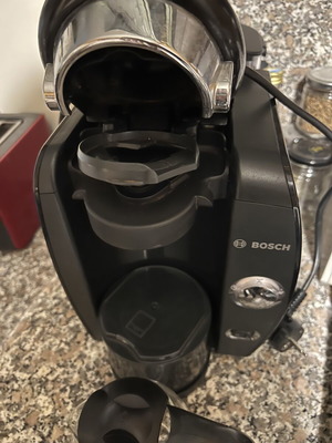 Bosch Tassimo Coffee Maker like new with descaling accessory and teapot