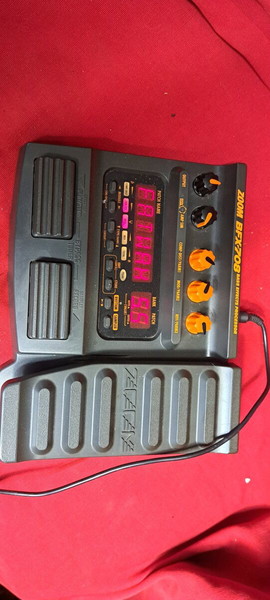 ZOOM BFX-708 педал за ефекти за китара