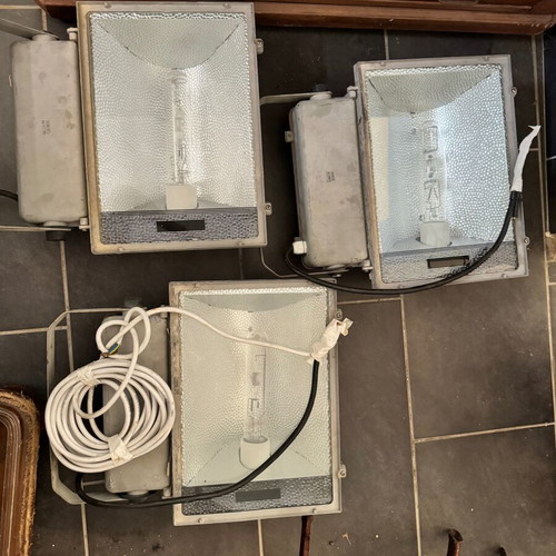 Floodlights used, pack of 3, dimensions 30x42