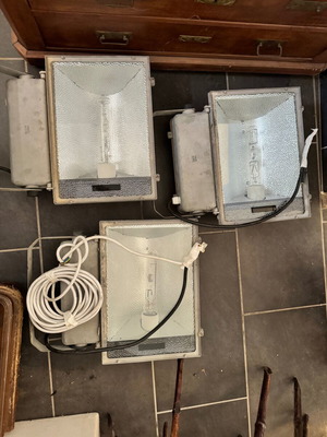 Floodlights used, pack of 3, dimensions 30x42