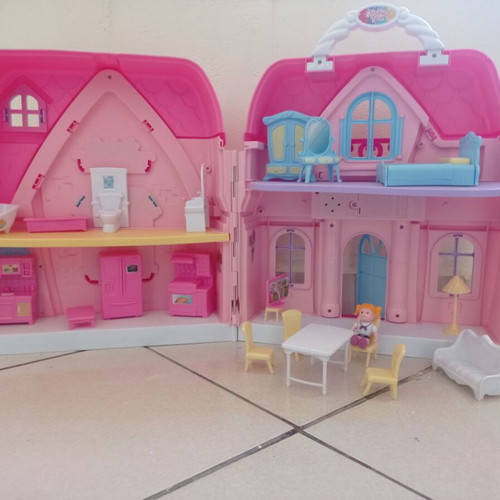 Dollhouse like new with furniture, portable suitcase design