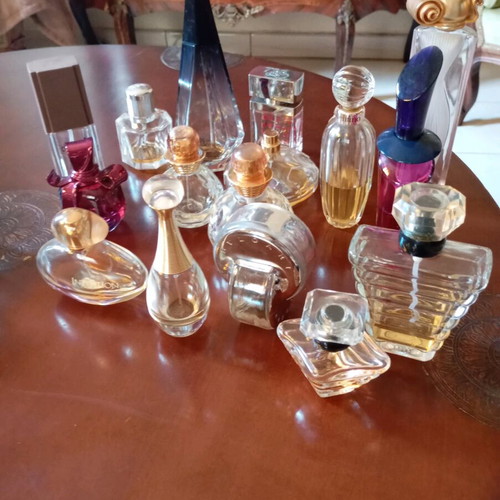 Set of 48 women's perfume bottles, empty and partially filled
