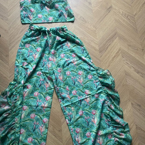 Set Iraida like new, top and elastic waist pants one size