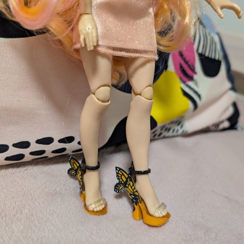 Rainbow High Poppy Rowan Fashion Doll with 2 Mix & Match Outfits, like new