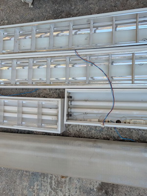 Fluorescent lamp fixtures with transformers and starters