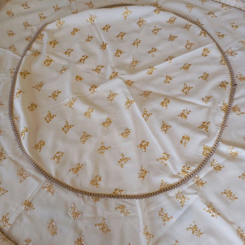 Table linens used, round tablecloth and rectangular runner