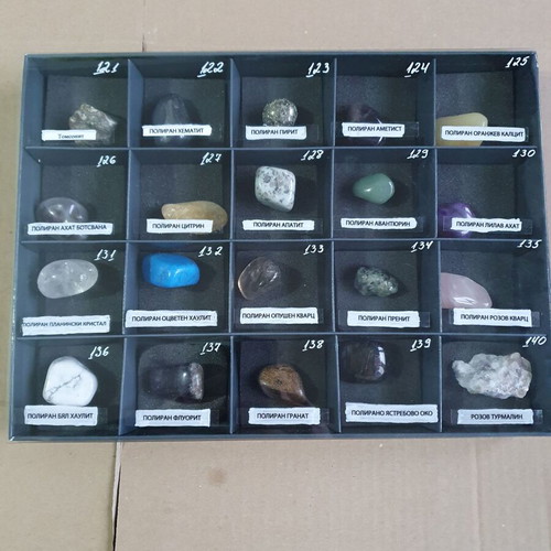 Minerals collection new, 140 pieces with all magazines