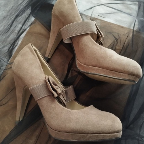 Amore Beige Suede Pumps size 38 like new with bow and elastic strap