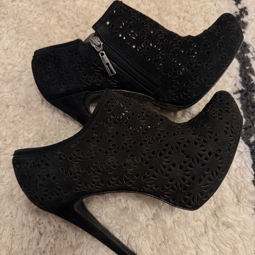Schutz ankle boots with zipper and perforated leather, like new, size 36