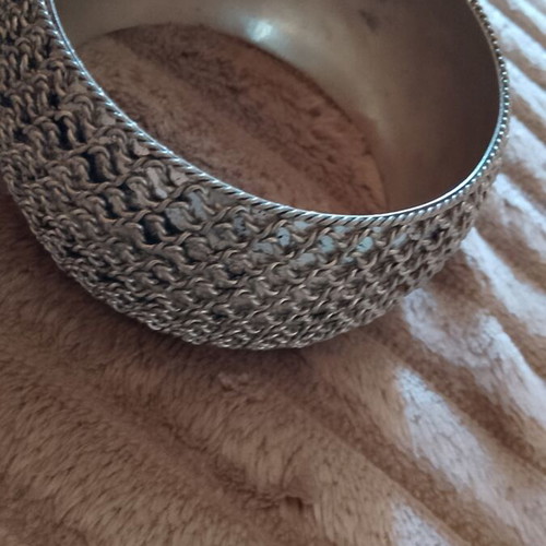 Metal bracelet like new, 7 cm opening, silver color