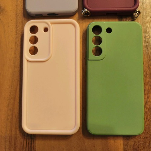 Samsung Galaxy s22 phone cases new, 4 cases and 4 screen protectors