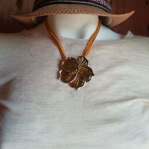 Steel flower necklace yellow to gold, new with 9 cords