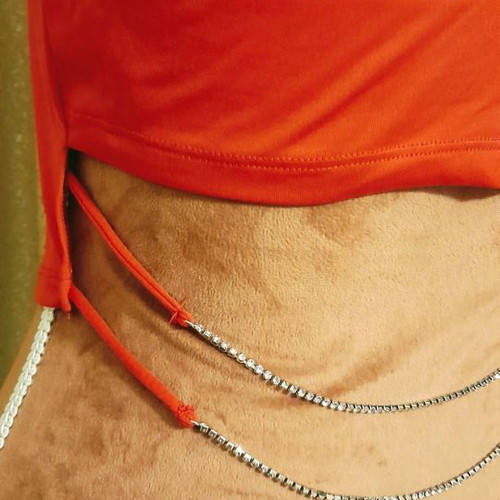 Bershka κόκκινη κοντομάνικη μπλούζα με αλυσίδες από στρασάκια