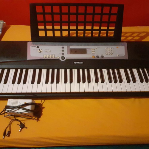 Yamaha YPT200-K portable keyboard with 61 full-size keys like new
