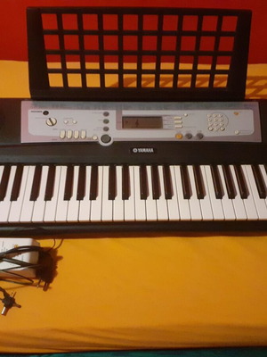 Yamaha YPT200-K portable keyboard with 61 full-size keys like new