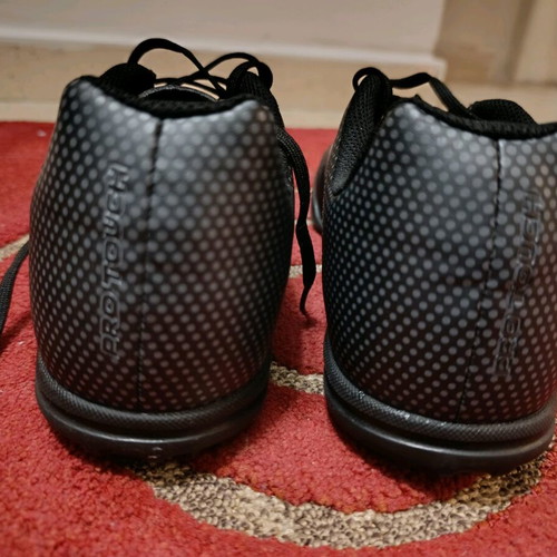 Pro Touch Classic III TF football shoes size 42, like new, black
