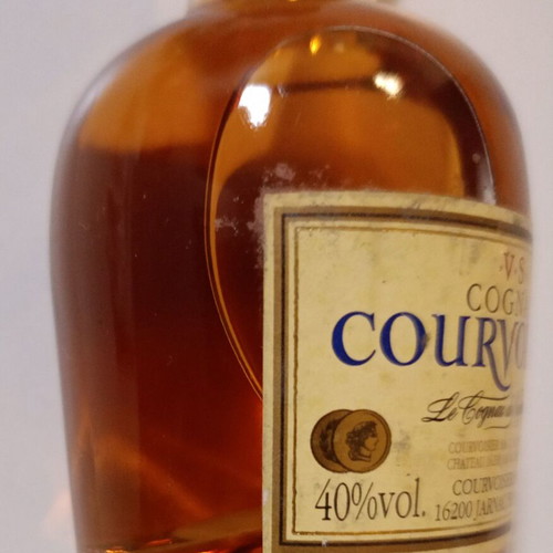 Διαφημιστικό μπουκάλι κονιάκ Courvoisier V.S. μεταχειρισμένο, γυάλινο, μίνι, γεμάτο και σφραγισμένο