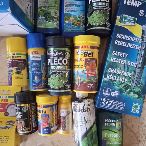 Aquarium equipment and food like new, assorted items pack