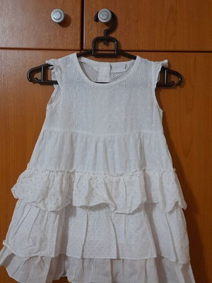 Παιδικό λευκό φόρεμα με κεντήματα και βολάν μεταχειρισμένο για κορίτσι 4-5 ετών