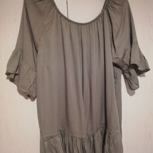 Khaki blouse with open shoulders like new, with ruffles