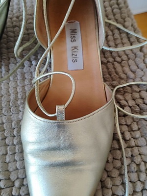 Vintage Miss Kizis Gold Leather Lace-Up Shoes size 39 like new