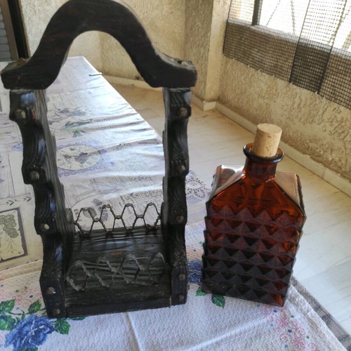 Old Spanish Amber Whiskey Bottle Liquor Decanter with Wooden Holder like new
