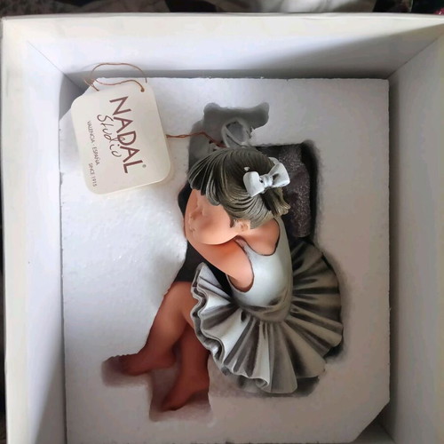 Collectible porcelain figurine Mientras Descanso Nadal Studio new