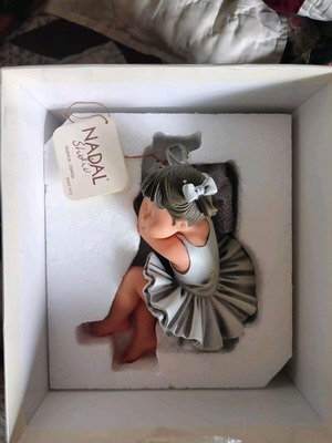 Collectible porcelain figurine Mientras Descanso Nadal Studio new