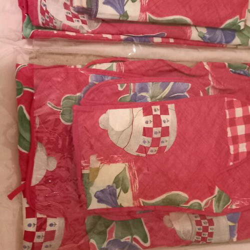 Kitchen set new, 12 pieces, red background with blue