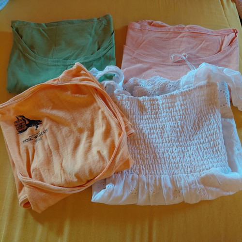 Pink Woman t-shirts medium 4 plus 1 gift like new, white embroidery