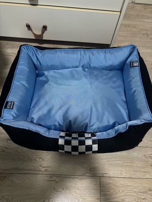 Kiwi Walker waterproof dog bed with removable pillow like new