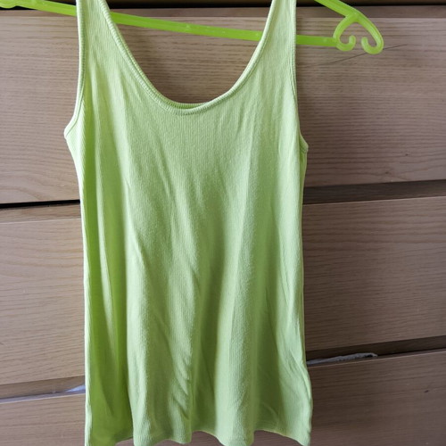 Sleeveless top S/M in excellent condition, green and yellow
