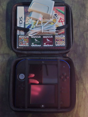 Nintendo 2DS μεταχειρισμένο με 4 παιχνίδια, θήκη και φορτιστή