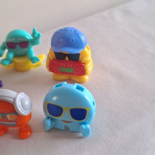 Kinder Joy Music Emoji Friends set of 8 figures like new