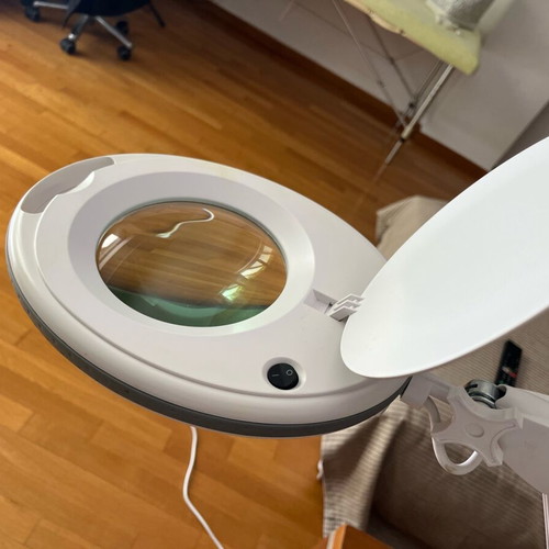 Table magnifying glass with light like new