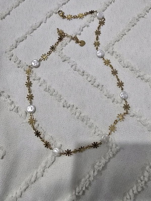 Set of 3 gold necklaces like new with elegant designs