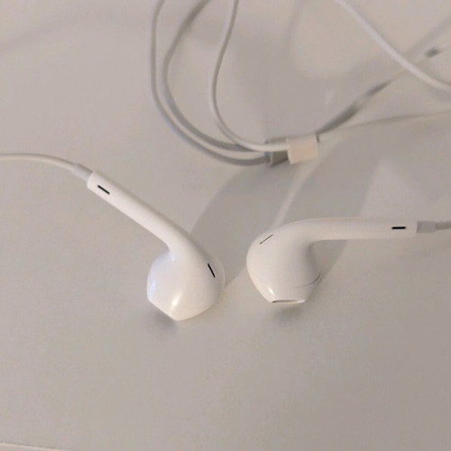 iPhone Earpods wired earbuds used, one earbud not working