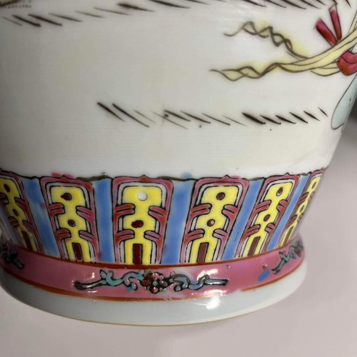 Pair of large Chinese porcelain vases Qianlong Famille Rose Mandarin like new