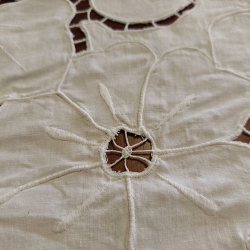 Cutwork tablecloth 160x240 like new