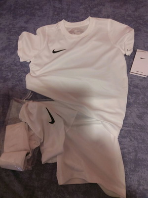Παιδική αθλητική στολή Nike καινούργια, σετ με μπλούζα, σορτσάκι και κάλτσες