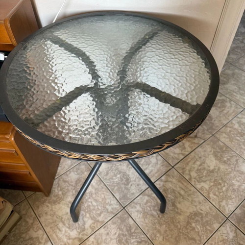 Round coffee table like new