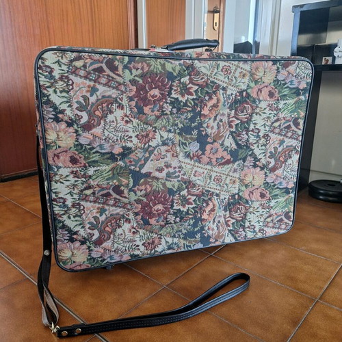 American Tourister vintage suitcase like new, multicolor