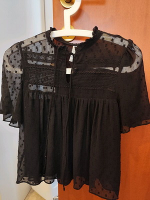 Zara blouse xs with sheer and polka dot designs, in very good condition